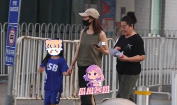 恒财网配资 高圆圆带女儿现身医院就诊 母女俩同看电视很有爱